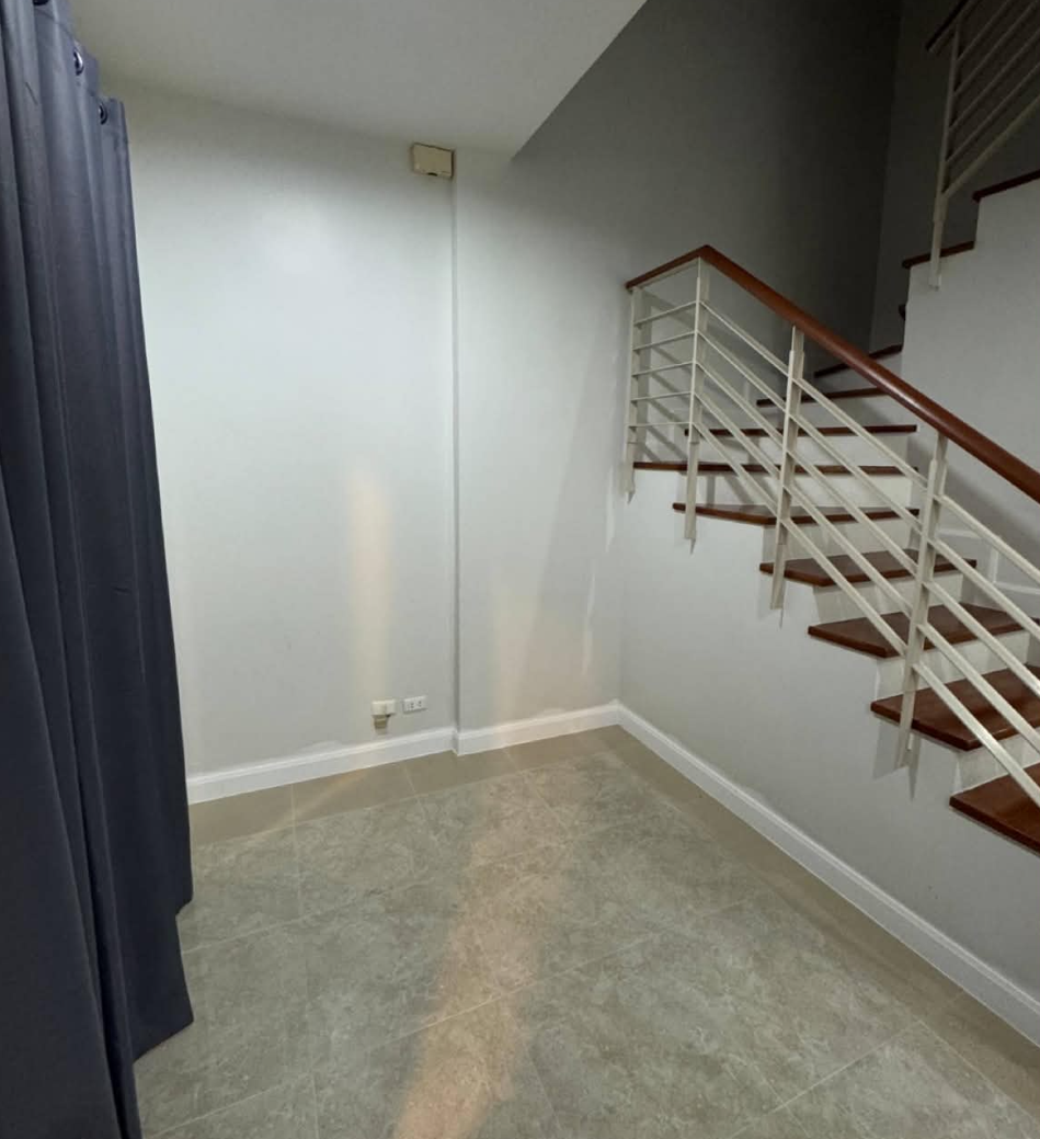 A photo of an empty corner of a real room